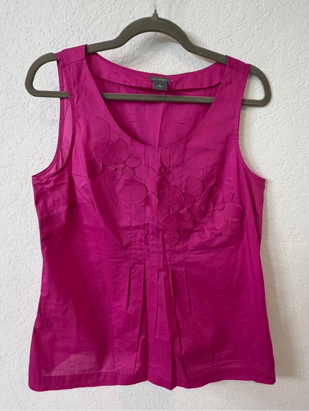 Ann Taylor Sleeveless Appliqué Scoop Neck Top